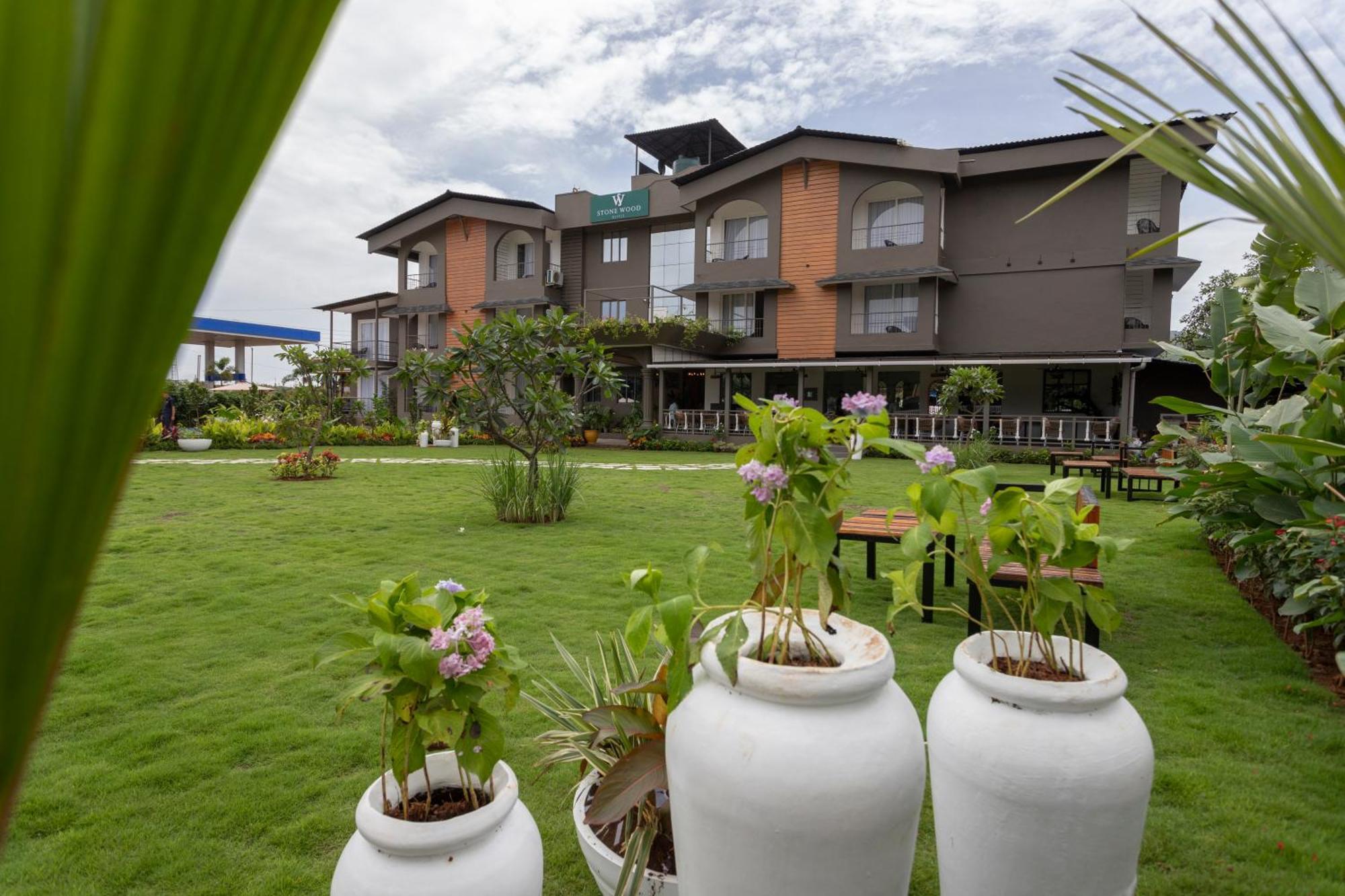 Stone Wood Hotel Amboli Amboli  Eksteriør bilde